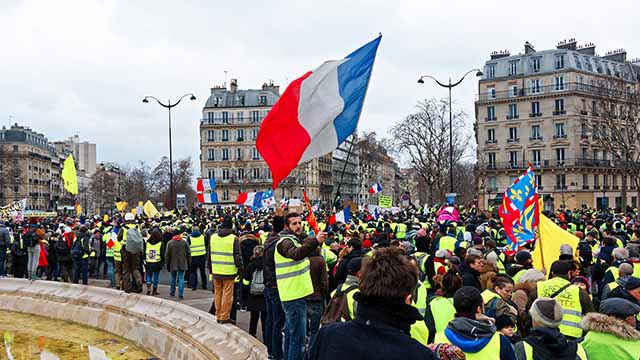 Gilets jaunes place félix Eboué au départ de la manifestation